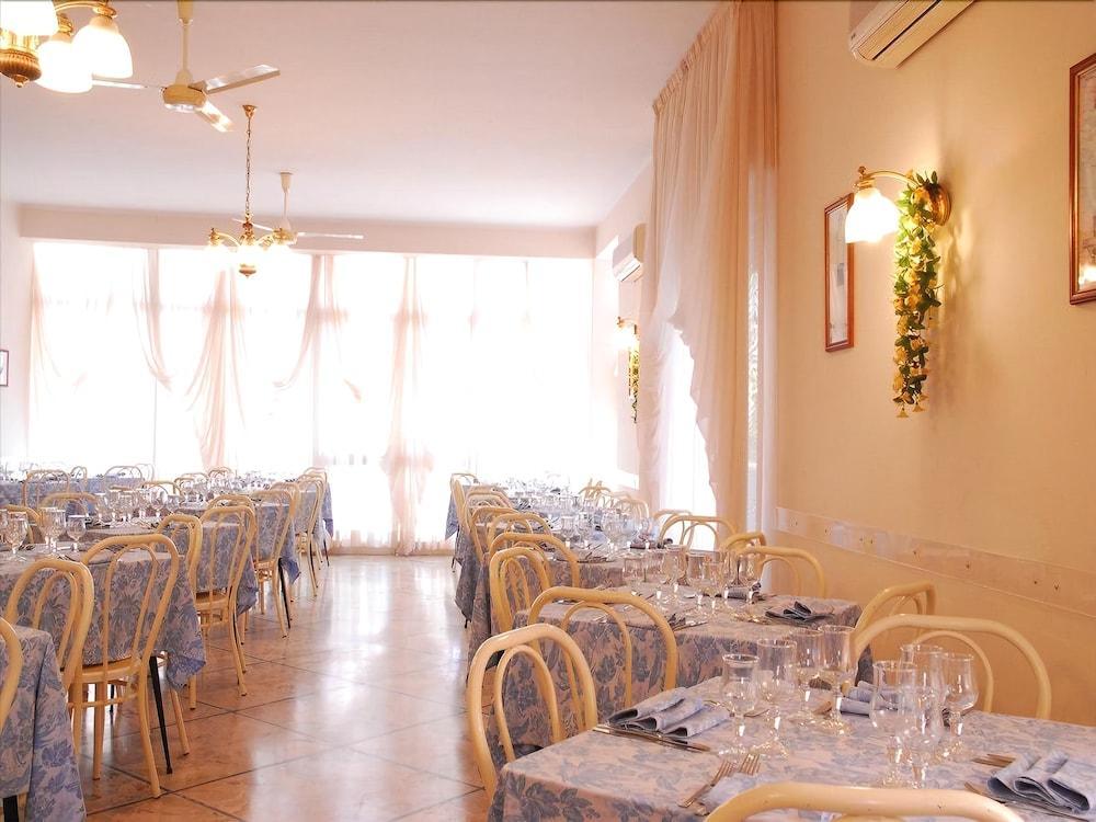 Hotel Veliero Rimini Kültér fotó