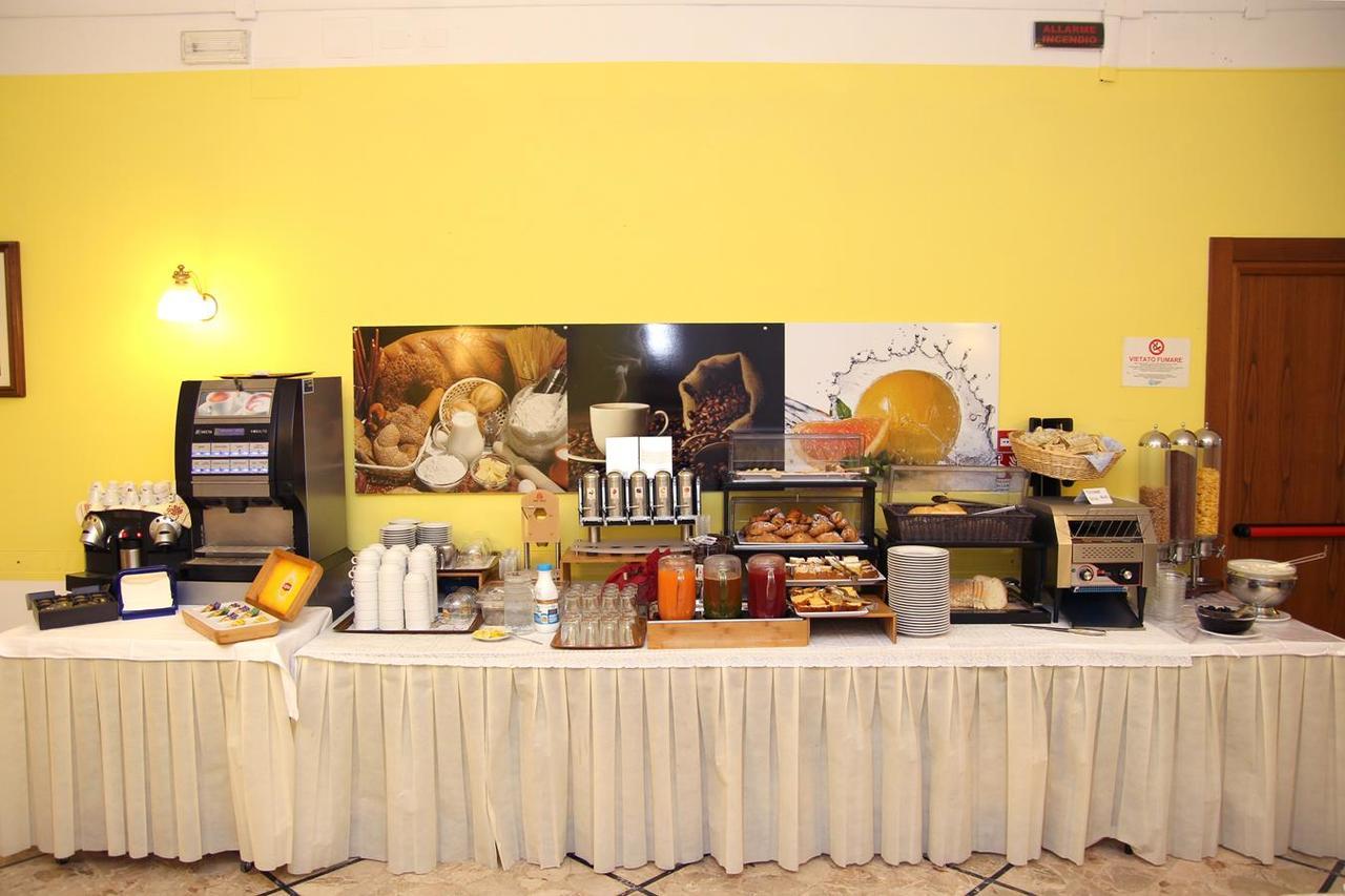 Hotel Veliero Rimini Kültér fotó