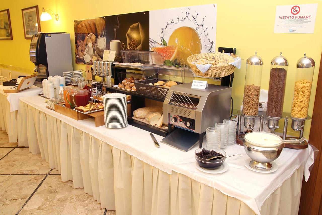 Hotel Veliero Rimini Kültér fotó