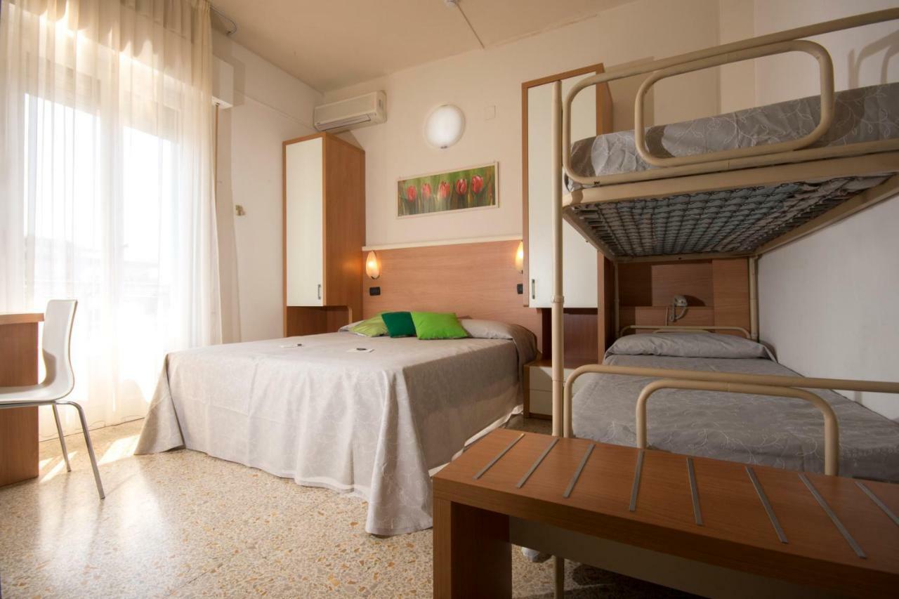 Hotel Veliero Rimini Kültér fotó
