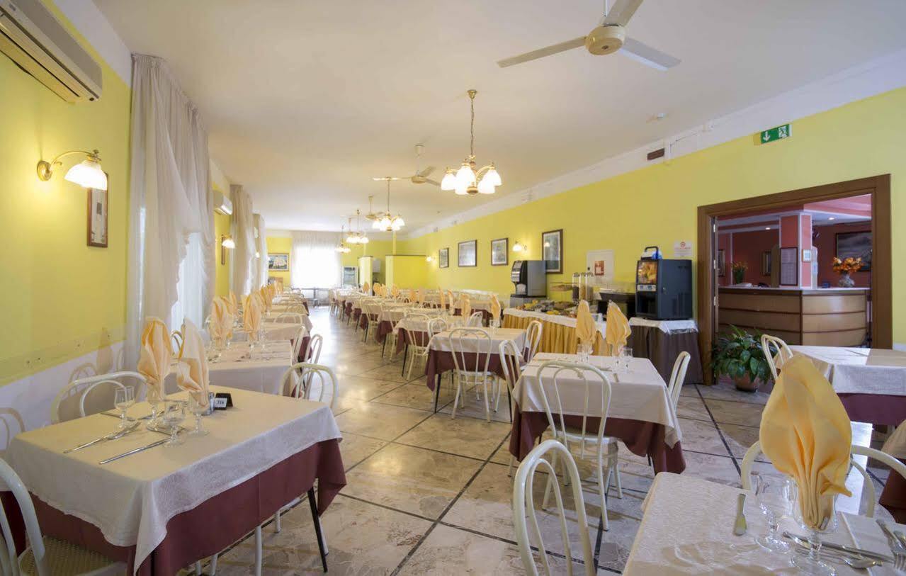 Hotel Veliero Rimini Kültér fotó