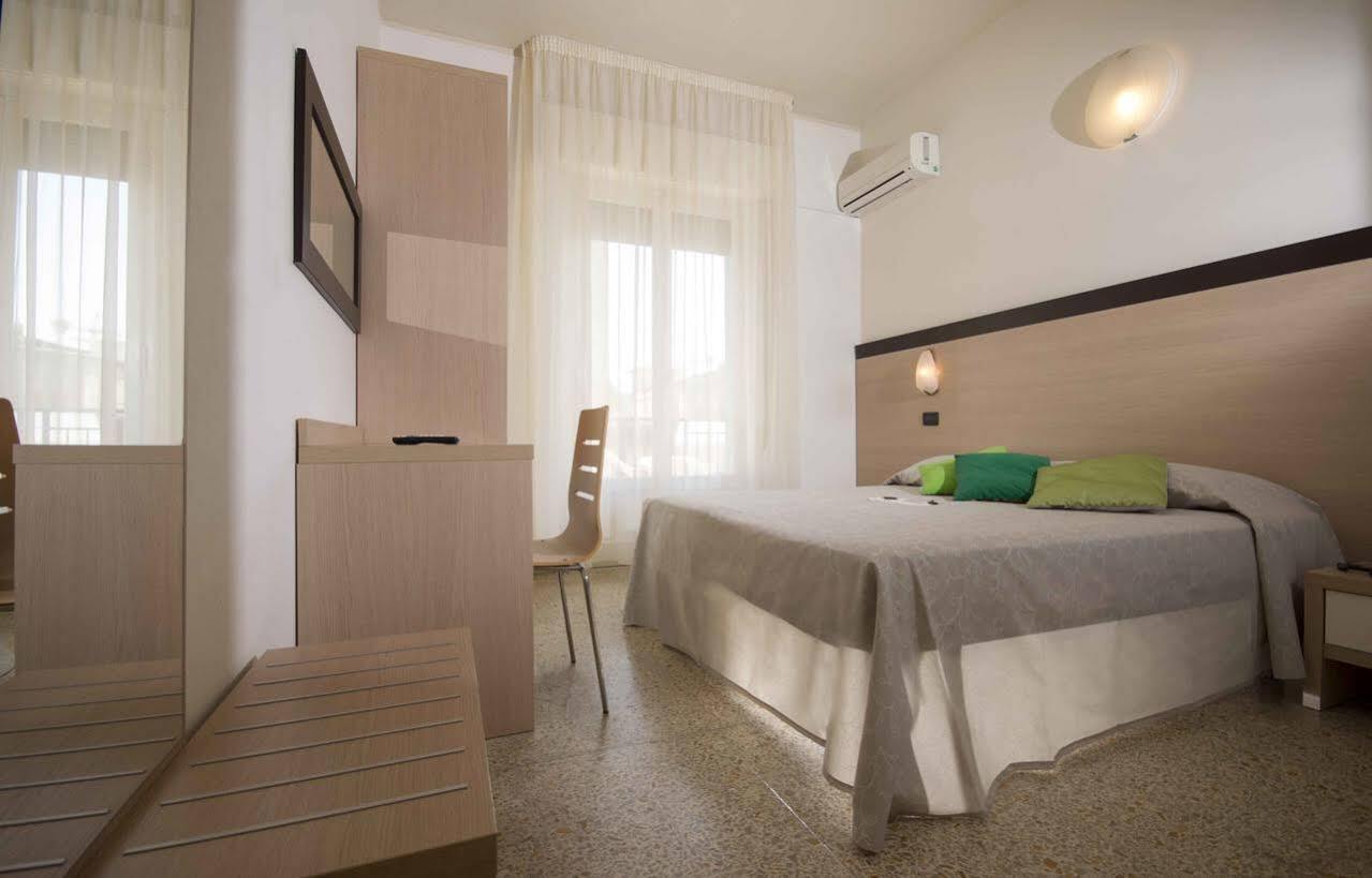 Hotel Veliero Rimini Kültér fotó