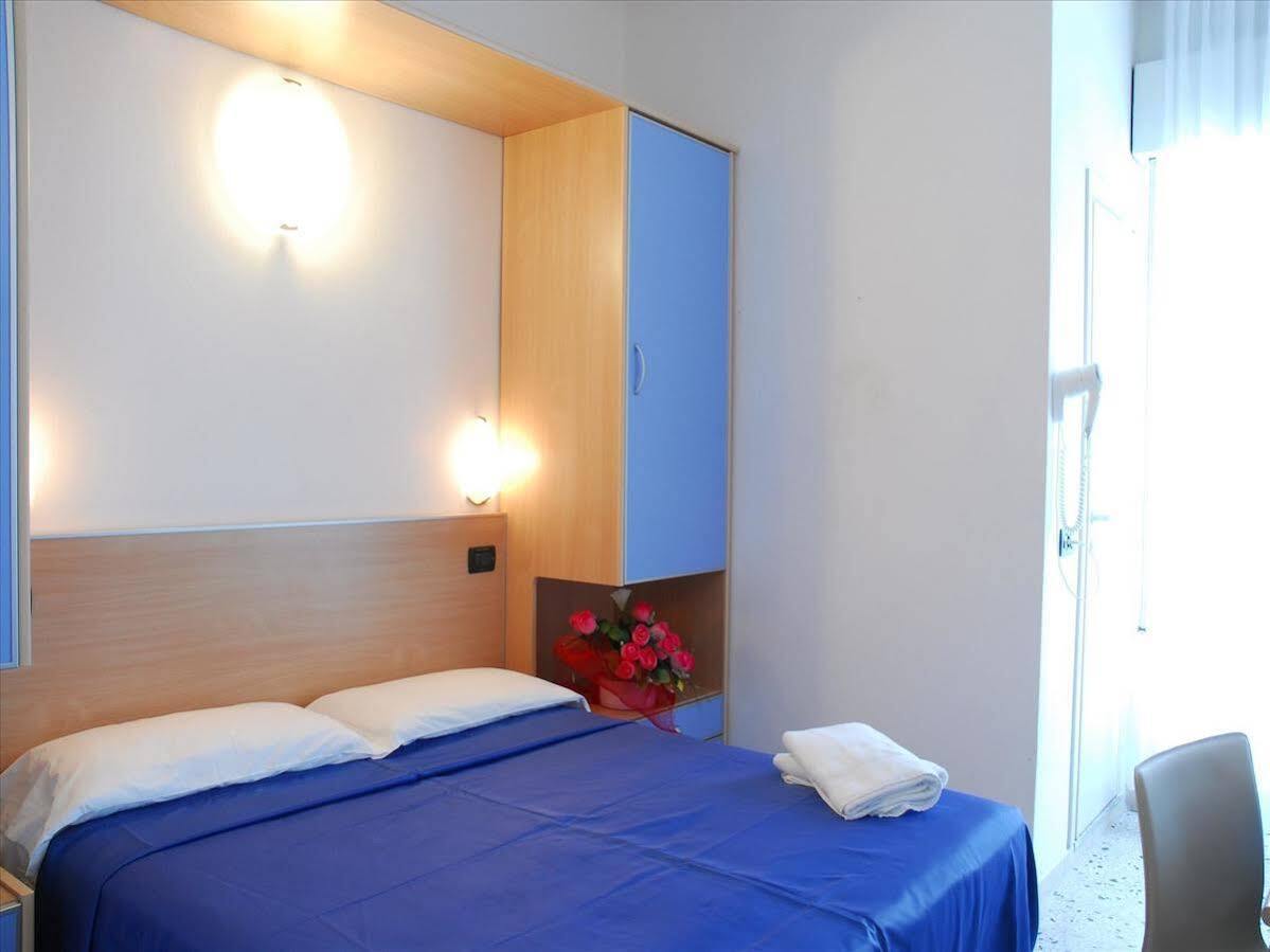 Hotel Veliero Rimini Kültér fotó