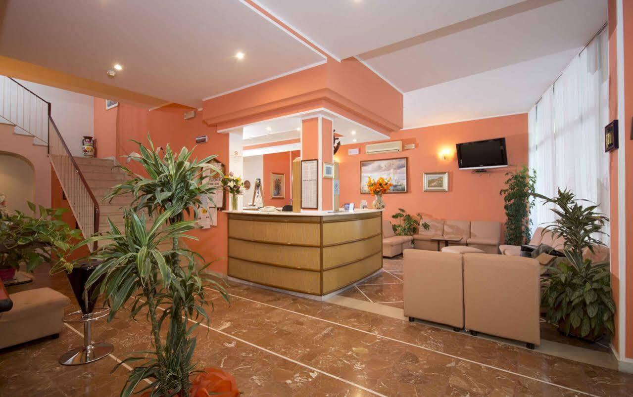 Hotel Veliero Rimini Kültér fotó