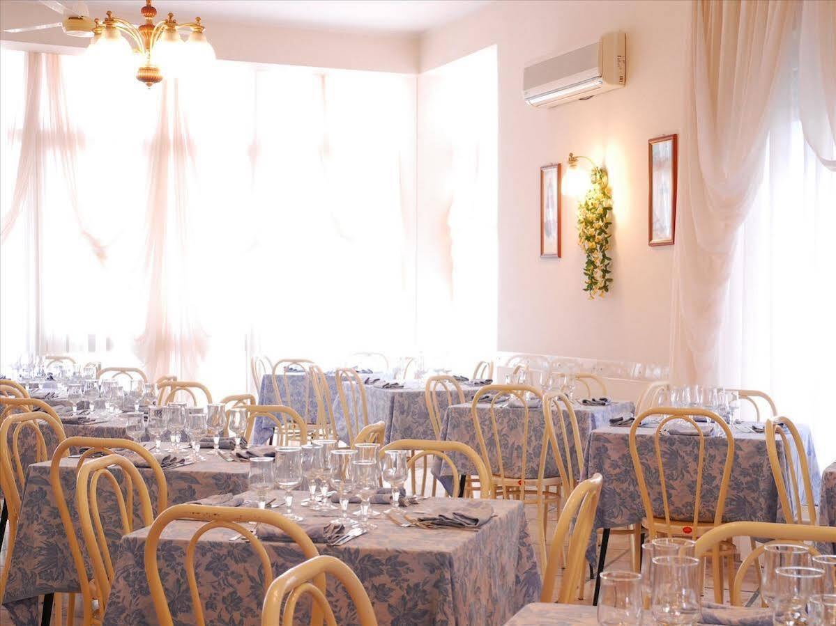 Hotel Veliero Rimini Kültér fotó