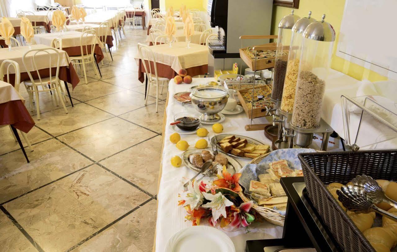 Hotel Veliero Rimini Kültér fotó
